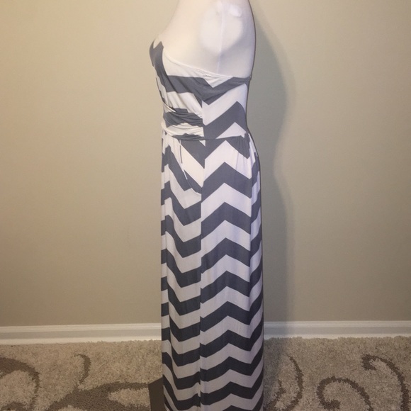 Fashionomics Gray and White Chevron Dress. - Picture 4 of 6